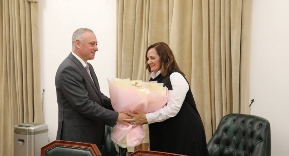 Президент Абхазии Бадра Гунба поздравил Народную артистку Абхазии и заслуженную артистку России Алису Гицба с юбилеем