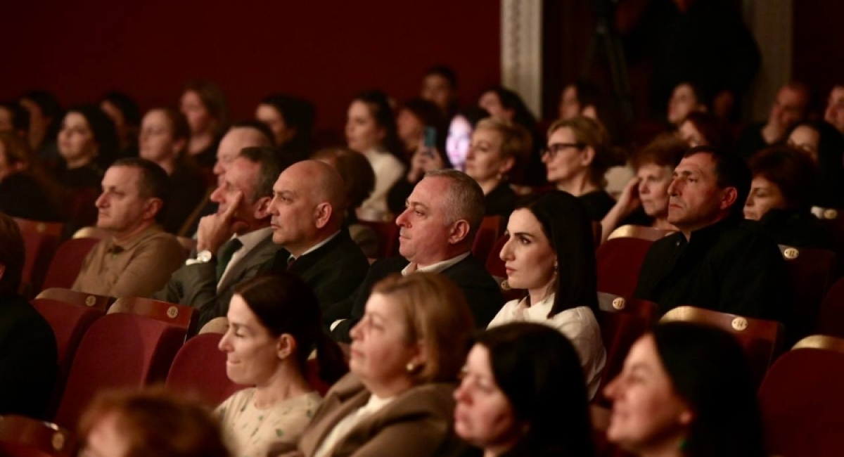 В Международный день театра Президент Бадра Гунба с супругой Ирмой Хашиг посетили Абхазский государственный драматический театр имени Самсона Чанба