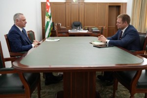 Президент Абхазии Бадра Гунба принял вице-президента корпорации «Синергия» Даниила Арефьева