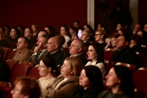 В Международный день театра Президент Бадра Гунба с супругой Ирмой Хашиг посетили Абхазский государственный драматический театр имени Самсона Чанба