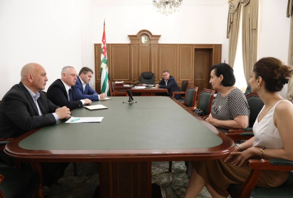 БАДРА ГУНБА ВСТРЕТИЛСЯ С СЕМЬЁЙ ВТОРОГО ПРЕЗИДЕНТА АБХАЗИИ