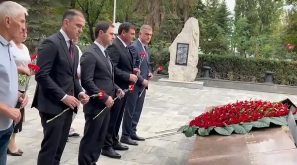 Абхазская делегация почтила память героев в Черкесске