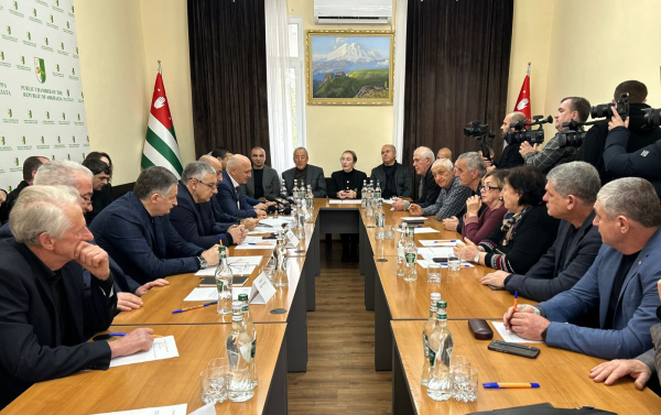 РУКОВОДИТЕЛЬ АДМИНИСТРАЦИИ ПРЕЗИДЕНТА АБЕСАЛОМ КВАРЧИЯ ПРИНЯЛ УЧАСТИЕ ВО ВСТРЕЧЕ В ОБЩЕСТВЕННОЙ ПАЛАТЕ