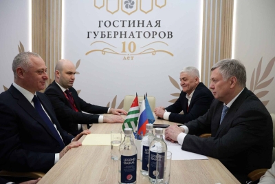 Президент Абхазии Бадра Гунба на полях ПМЭФ встретился сегодня с губернатором Ульяновской области Алексеем Русских