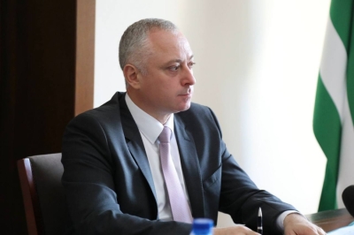 Аԥсны Ахада Гәынба Бадра Аминистрцәа реилазаара алархәны имҩаԥигаз аилацәажәараҟны аекономика, ақыҭанхамҩа, атуризм, афымцамч, атранспорт аҟны аиҳабыра анапынҵақәа риҭеит