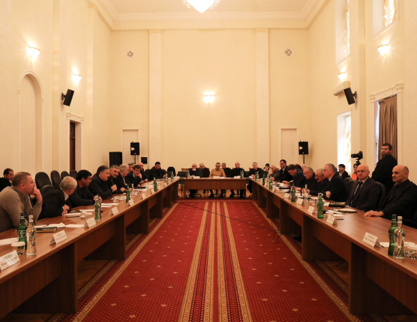 ВИЦЕ-ПРЕЗИДЕНТ БАДРА ГУНБА ПРОВЁЛ РАСШИРЕННОЕ СОВЕЩАНИЕ С ГЛАВАМИ РАЙОНОВ И ГОРОДОВ