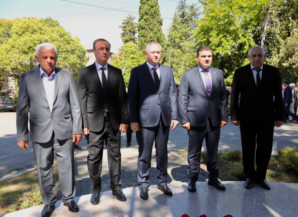 Президент Абхазии Бадра Гунба возложил цветы к памятнику добровольцам в Гудауте