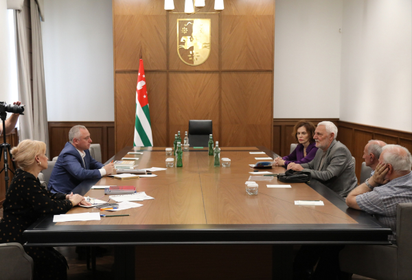 ВСТРЕЧА ПРЕЗИДЕНТА АБХАЗИИ С ХУДОЖНИКАМИ И ПОСЕЩЕНИЕ СУХУМСКОГО ХУДОЖЕСТВЕННОГО УЧИЛИЩА