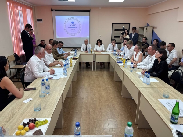 БАДРА ГУНБА И СЕРГЕЙ КИРИЕНКО ПОСЕТИЛИ АБХАЗСКИЙ МНОГООТРАСЛЕВОЙ КОЛЛЕДЖ