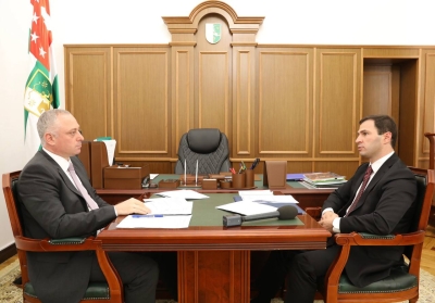 Аҟәа, Лакоба имҩаҟны иҟоу Сергеи Кириенко иҩны ҳамҭас иаҭахоит Оҭар Хәынцариа ихьӡ зху Аҳәынҭқарратә жәлартә инструментқәа роркестр
