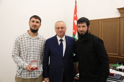 Badra Gunba presented Yusup Soslanbekov's sons with the Order of Leon, which he was awarded in 1994.