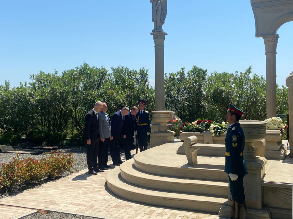 ВИЦЕ-ПРЕЗИДЕНТ БАДРА ГУНБА ВОЗЛОЖИЛ ЦВЕТЫ К МОГИЛЕ СЕРГЕЯ БАГАПШ