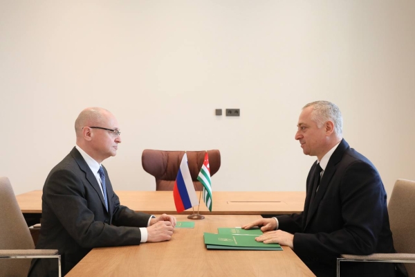 Состоялась рабочая встреча Бадры Гунба и Сергея Кириенко