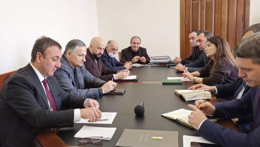 По поручению Главы государства руководитель Администрации Президента Беслан Эшба и первый заместитель руководителя Администрации Президента Дмитрий Шамба приняли участие в совещании в Кабинете Министров