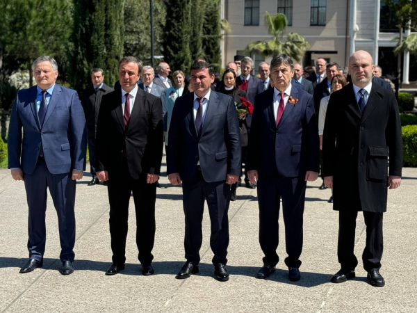 БЕСЛАН БИГВАВА И БЕСЛАН ЭШБА ПРИНЯЛИ УЧАСТИЕ В ЦЕРЕМОНИИ ПЕРЕДАЧИ ТОЧНОЙ КОПИИ ЗНАМЕНИ ПОБЕДЫ, ВОДРУЖЕННОГО НАД РЕЙХСТАГОМ