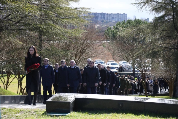 Президент Бадра Гунба почтил память Первого Президента Абхазии Владислава Ардзинба