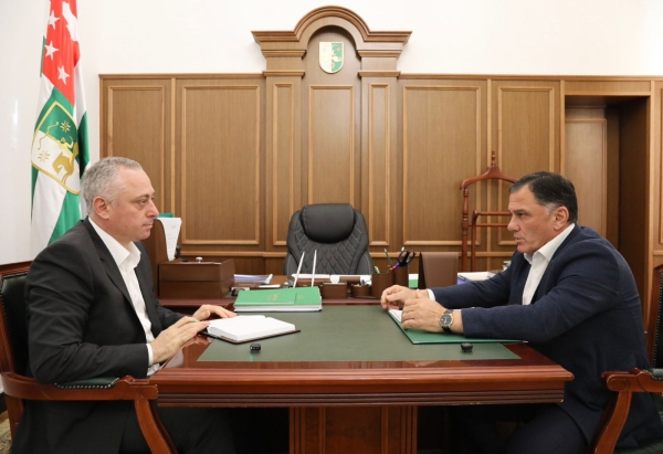 Президент Абхазии принял доклад председателя ГТК Отара Хеция о росте экспорта цитрусовых