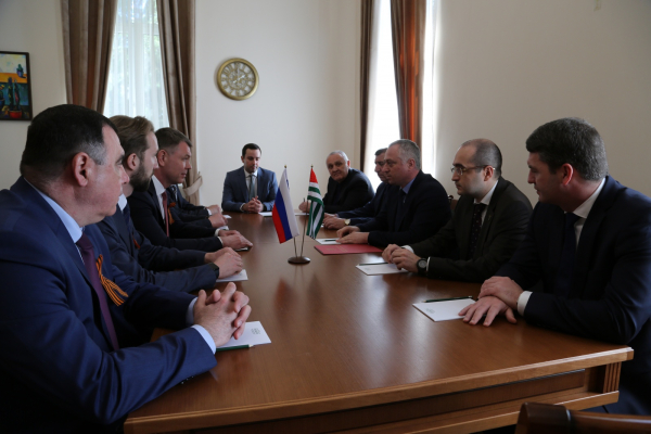 БАДРА ГУНБА ВСТРЕТИЛСЯ С ДЕЛЕГАЦИЕЙ ФССП РФ