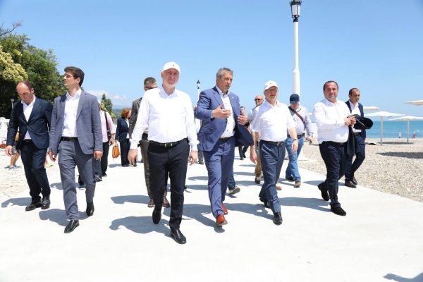 БАДРА ГУНБА И СЕРГЕЙ КИРИЕНКО ОЗНАКОМИЛИСЬ С НАБЕРЕЖНОЙ ГУДАУТЫ