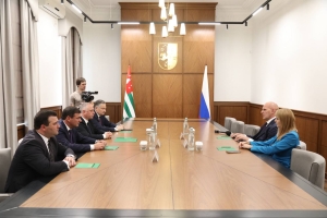 Президент Бадра Гунба встретился с сенатором Российской Федерации, трёхкратным Олимпийским чемпионом Александром Карелиным и депутатом Государственной Думы Светланой Журовой