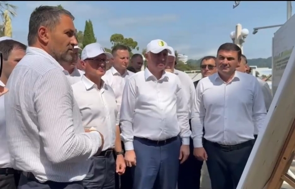 Бадра Гунба и Сергей Кириенко посетили Набережную Махаджиров