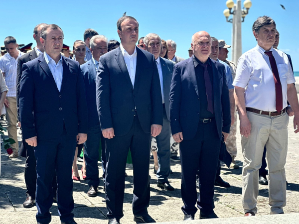 АБЕСАЛОМ КВАРЧИЯ ВОЗЛОЖИЛ ЦВЕТЫ К ПАМЯТНИКУ НЕИЗВЕСТНОГО СОЛДАТА