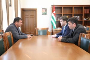 Бигәаа Беслан Аҳәынҭқарратә Дума амилаҭқәа русқәа рзы Аексперттә хеилак алахәҩы, Урыстәылазегьтәи ауаажәларртә еиҿкаара «Урыстәыла Абираҟ» ахантәаҩы Џахангир Мамедов диԥылеит