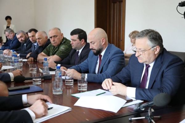 Президент Абхазии Бадра Гунба поручил Руководителю Аппарата Кабинета министров регулярно докладывать о ходе выполнения поручений Главы государства в Администрацию Президента