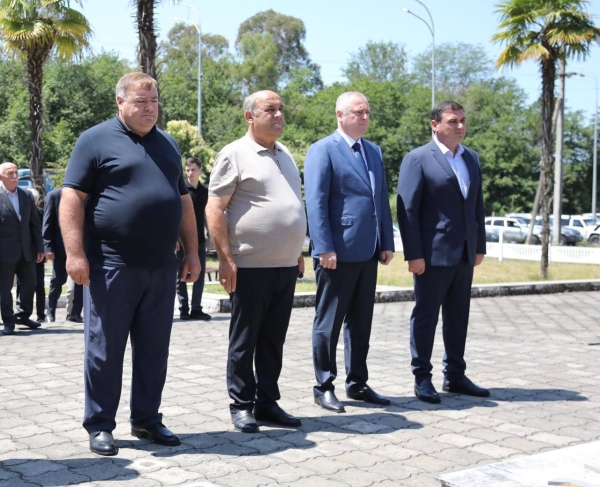 Бадра Гунба почтил память погибших при высадке Тамышского десанта