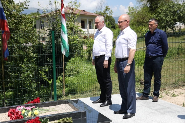 БАДРА ГУНБА И СЕРГЕЙ КИРИЕНКО ВОЗЛОЖИЛИ ЦВЕТЫ НА МОГИЛУ УЧАСТНИКА СВО ФЕЛИКСА ГВАЗАВА В СЕЛЕ ДЖИРХУА