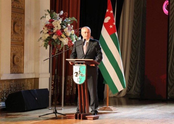 Президент Абхазии принял участие в торжественной церемонии вручения аттестатов медалистам и отличникам школ