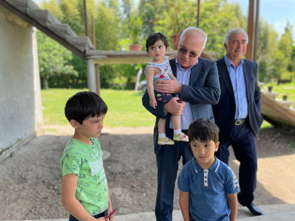 СЕМЬЮ ДОБРОВОЛЬЦА АХРЫ КИРКИНАДЗЕ ПОЗДРАВИЛИ ОТ ИМЕНИ ПРЕЗИДЕНТА АСЛАНА БЖАНИЯ ВО ВСЕМИРНЫЙ ДЕНЬ ЗАЩИТЫ ДЕТЕЙ