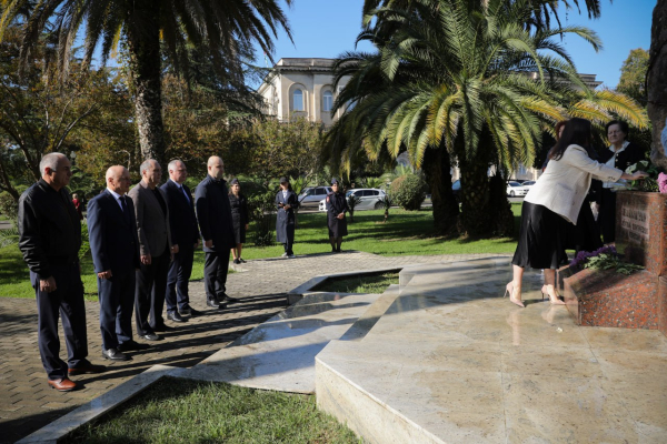 БАДРА ГУНБА ВОЗЛОЖИЛ ЦВЕТЫ К ПАМЯТНИКУ ЖЕРТВАМ ПОЛИТИЧЕСКИХ РЕПРЕССИЙ В СУХУМ