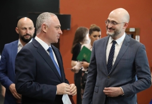 Президент принял участие в открытии музея в Государственном русском театре драмы имени Фазиля Искандера