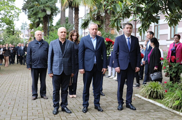 ВИЦЕ-ПРЕЗИДЕНТ БАДРА ГУНБА ВОЗЛОЖИЛ ЦВЕТЫ К МОГИЛЕ ЮРИЯ ВОРОНОВА