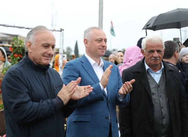 Президент Абхазии Бадра Гунба посетил павильоны сел, участвовавших в традиционном празднике урожая на исторической поляне Лыхнашта