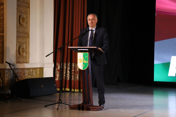 ВИЦЕ-ПРЕЗИДЕНТ АБХАЗИИ БАДРА ГУНБА ПОЗДРАВИЛ НАРОД АБХАЗИИ С ДНЁМ ПОБЕДЫ И НЕЗАВИСИМОСТИ