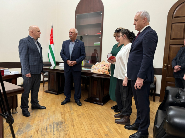 И.О. РУКОВОДИТЕЛЯ АДМИНИСТРАЦИИ ПРЕЗИДЕНТА АБЕСАЛОМ КВАРЧИЯ ВРУЧИЛ ОРДЕН ЛЕОНА ПОСМЕРТНО КАВКАСУ АТРЫШБА