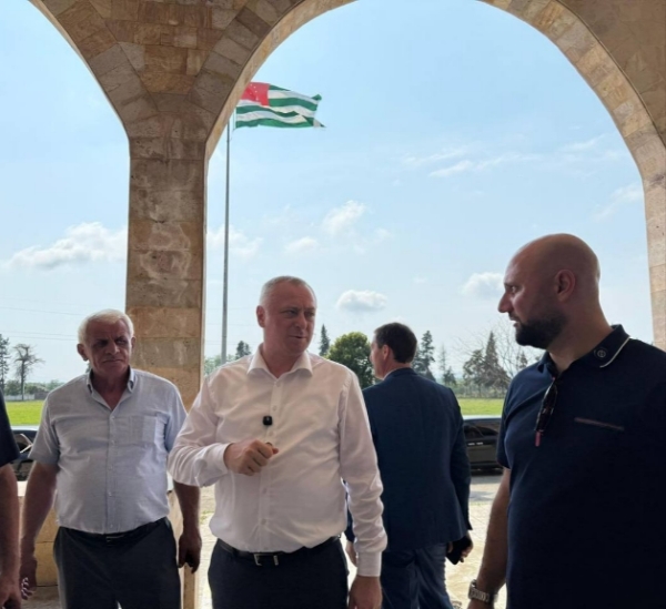 ПРЕЗИДЕНТ ОСМОТРЕЛ РЕМОНТНЫЕ РАБОТЫ В СПОРТИВНОМ ЗАЛЕ В СЕЛЕ ЛЫХНЫ