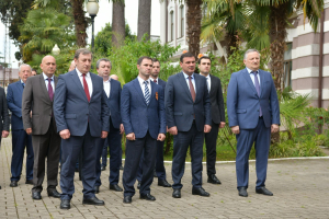 ВИЦЕ-ПРЕЗИДЕНТ БЕСЛАН БИГВАВА И РУКОВОДИТЕЛЬ АДМИНИСТРАЦИИ ПРЕЗИДЕНТА БЕСЛАН ЭШБА ВОЗЛОЖИЛИ ЦВЕТЫ К ПАМЯТНИКУ ЮРИЯ ВОРОНОВА