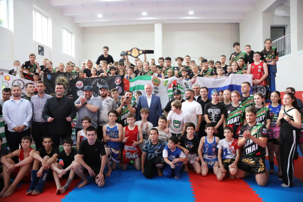 БАДРА ГУНБА ПОСЕТИЛ ОТРЕМОНТИРОВАННЫЙ ЗАЛ ДЛЯ ТАЙСКОГО БОКСА В СУХУМЕ