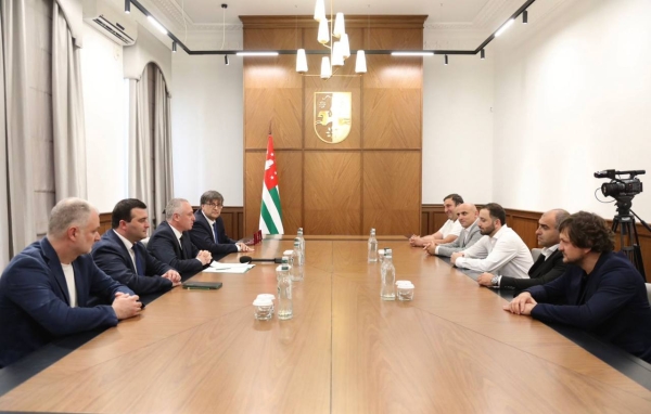 БАДРА ГУНБА ВСТРЕТИЛСЯ С КОМАНДОЙ КВН «НАРТЫ ИЗ АБХАЗИИ»