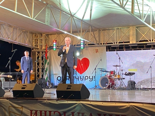 БАДРА ГУНБА ПОЗДРАВИЛ ЖИТЕЛЕЙ ОЧАМЧЫРЫ С ДНЁМ ГОРОДА