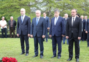 Президент Бадра Гунба почтил память Первого Президента Абхазии Владислава Ардзинба