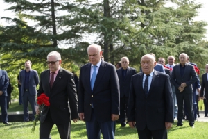 On September 30, the Day of Victory and Independence, President of Abkhazia Aslan Bzhaniya participated in a festive ceremony of laying wreaths and flowers at the Memorial to the Fallen Soldiers in Sukhum.
