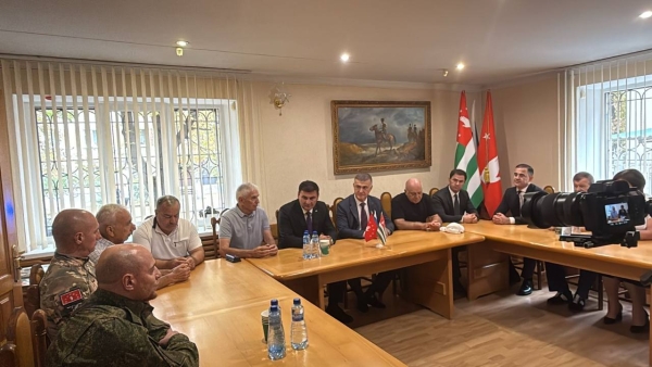 Абхазская делегация во главе с Вице-президентом Бесланом Бигвава находится в Черкесске