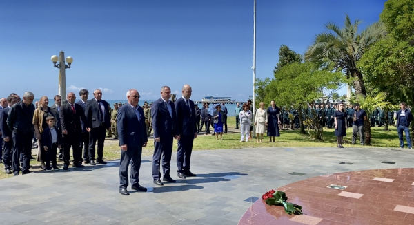 ВИЦЕ-ПРЕЗИДЕНТ БАДРА ГУНБА ВОЗЛОЖИЛ ЦВЕТЫ К ПАМЯТНИКУ ЖЕРТВ РУССКО-КАВКАЗСКОЙ ВОЙНЫ