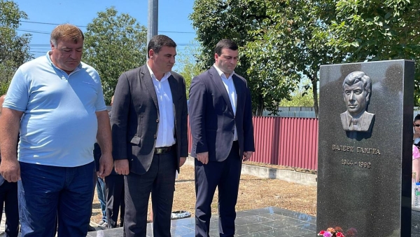 БЕСЛАН БИГВАВА ПОЧТИЛ ПАМЯТЬ АВТОРА ГОСУДАРСТВЕННОГО ФЛАГА ВАЛЕРИЯ ГАМГИЯ