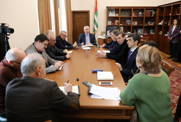 БАДРА ГУНБА ПРОВЕЛ ЗАСЕДАНИЕ КОМИССИИ ПО ПРОВЕДЕНИЮ ЮБИЛЕЙНЫХ МЕРОПРИЯТИЙ ПО СЛУЧАЮ 150-ЛЕТИЯ СО ДНЯ РОЖДЕНИЯ ДМИТРИЯ ГУЛИА И 105-ЛЕТИЯ ГАЗЕТЫ «АПСНЫ»