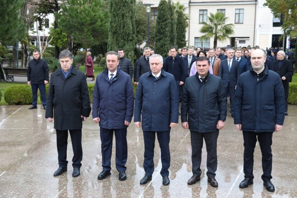 В Парке Славы состоялась церемония возложения цветов, приуроченная к 33-й годовщине Мартовской наступательной операции по освобождению Сухума в Отечественной войне народа Абхазии 1992–1993 годов